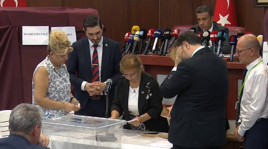 İzmit Belediye Başkanvekilliği Seçiminde İlk Tur Tamamlandı: Lütfü Obuz 21, Hayrettin Ünlü 13 Oy Aldı!