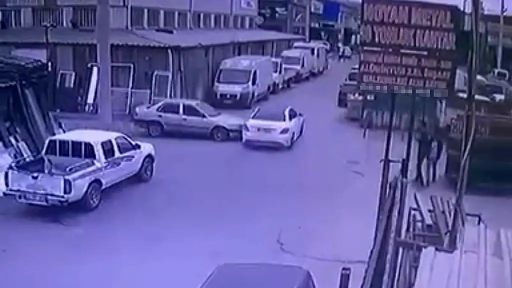 İzmit'te O Sokakta Kaza Bitmiyor: Esnaf "Can Kaybı Olmadan Kasis" Diyor