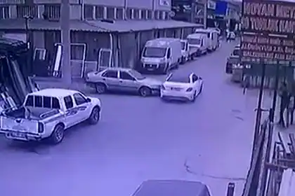 İzmit'te O Sokakta Kaza Bitmiyor: Esnaf "Can Kaybı Olmadan Kasis" Diyor