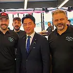 Japonya Savunma Bakanı Eminönü'nde Balık Ekmek Yedi