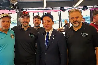 Japonya Savunma Bakanı Eminönü'nde Balık Ekmek Yedi