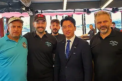 Japonya Savunma Bakanı Eminönü'nde Balık Ekmek Yedi