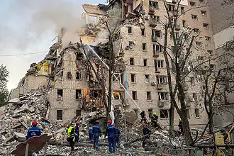 Kiev'de 10 Katlı Apartman Vuruldu: Zelenskiy Ziyaretini Yarıda Kesti