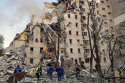 Kiev'de 10 Katlı Apartman Vuruldu: Zelenskiy Ziyaretini Yarıda Kesti
