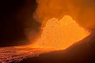 Hawaii'deki Kilauea Yanardağı 52'nci Kez Patladı: Lavlar 30 Metreye Ulaştı