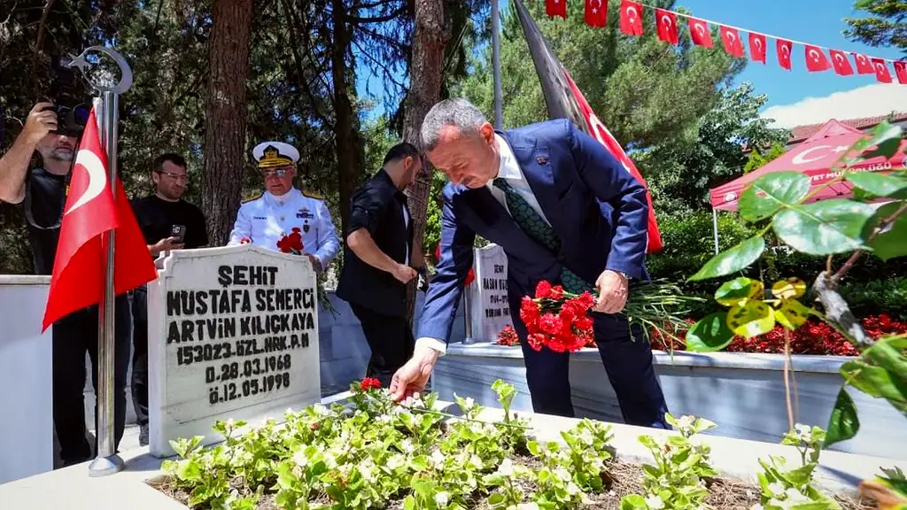 Kocaeli’de 15 Temmuz Şehitleri Anıldı: İki Şehitlikte Karanfil Bırakıldı