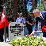 Kocaeli'de 15 Temmuz Şehitleri Anıldı: İki Şehitlikte Karanfil