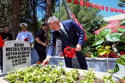 Kocaeli'de 15 Temmuz Şehitleri Anıldı: İki Şehitlikte Karanfil