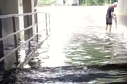 Kocaeli'de Sağanak Sokakları Göle Çevirdi: Bir Araç Kanala Saplandı