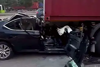 Körfez D100'de Tır Faciası: Otomobil Preslendi, Baba Oğul Öldü