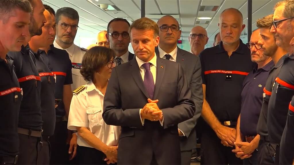 Macron Fransa'daki Yangını "2. Dünya Savaşı'ndan Beri En Ağır" Tablo İlan Etti