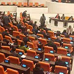 TBMM’de Oturma Düzeni Değişti: YENİ Parti Sonrası Meclis’te Yeni Sıralama!