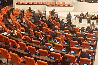 TBMM’de Oturma Düzeni Değişti: YENİ Parti Sonrası Meclis’te Yeni Sıralama!