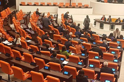 TBMM’de Oturma Düzeni Değişti: YENİ Parti Sonrası Meclis’te Yeni Sıralama!