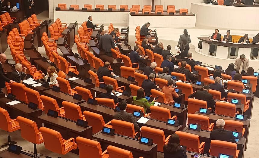 TBMM’de Oturma Düzeni Değişti: YENİ Parti Sonrası Meclis’te Yeni Sıralama!