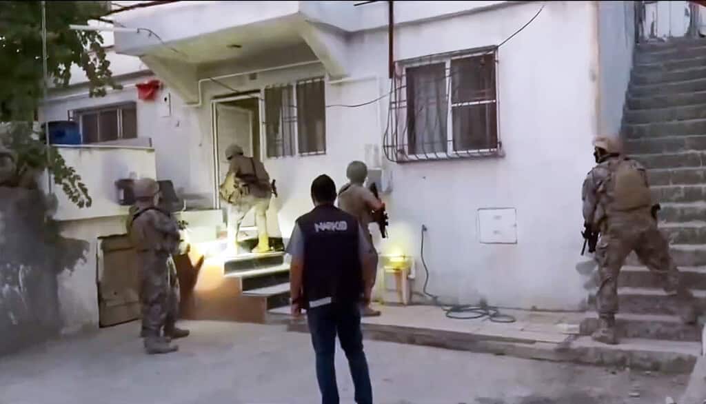 Aralarında Kocaeli’nin de olduğu 75 İlde Dev Narkotik Operasyonu: 1,4 Ton Uyuşturucu Ele Geçirildi, 846 Kişi Tutuklandı!
