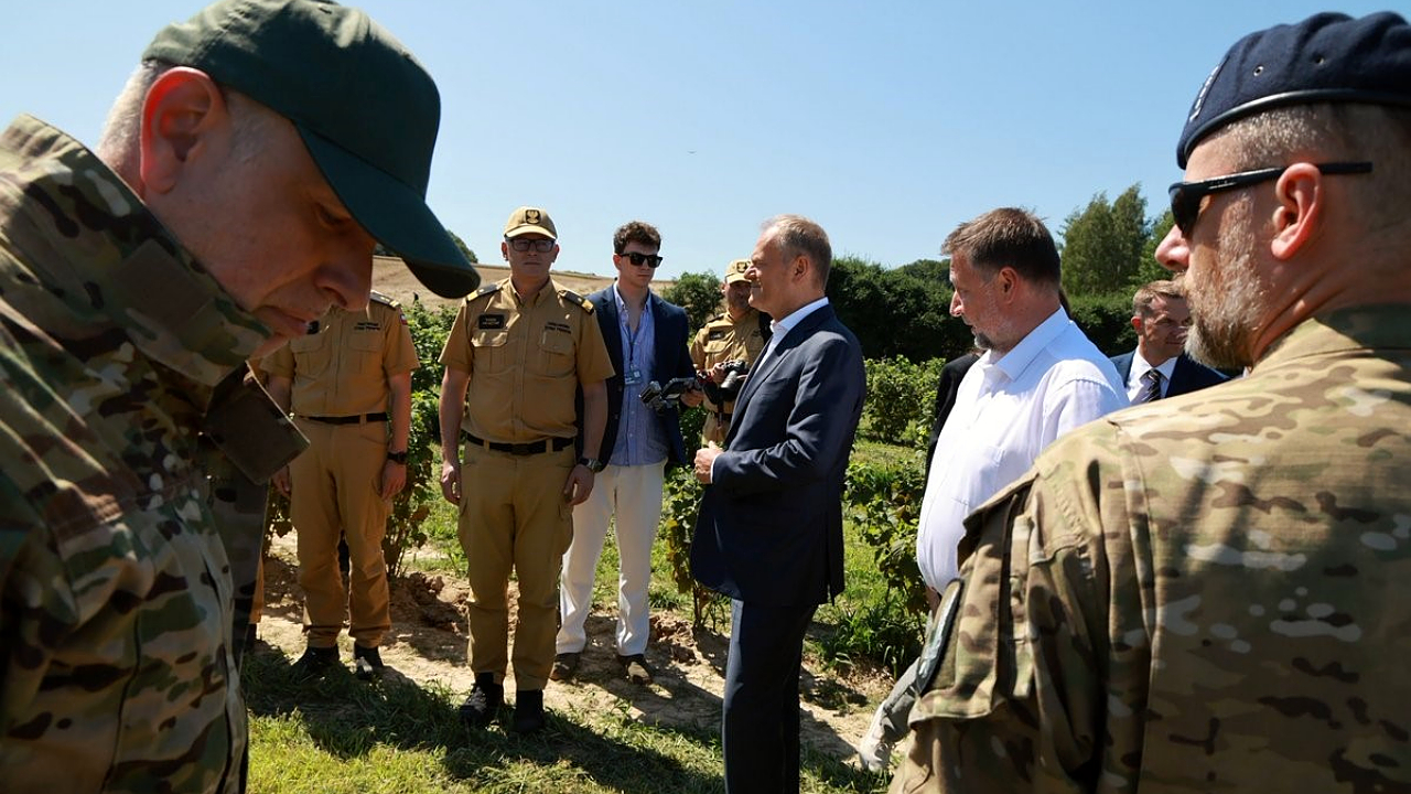Rus Füzesi Polonya'ya Düştü: Tusk 10 Metrelik Krateri Doğruladı