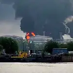 Rusya'da St. Petersburg'da Petrol Terminali Alevler İçinde: 72 Dron Düşürüldü