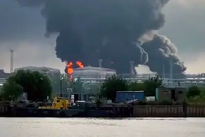 Rusya'da St. Petersburg'da Petrol Terminali Alevler İçinde: 72 Dron Düşürüldü
