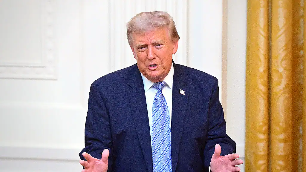 Trump, Kanada'daki Orman Yangınlarından Yükselen Dumanın ABD'yi Sarmasından Dolayı Ek Gümrük Vergisi Tehdidinde Bulundu