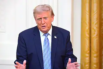 Trump, Kanada'daki Orman Yangınlarından Yükselen Dumanın ABD'yi Sarmasından Dolayı Ek Gümrük Vergisi Tehdidinde Bulundu