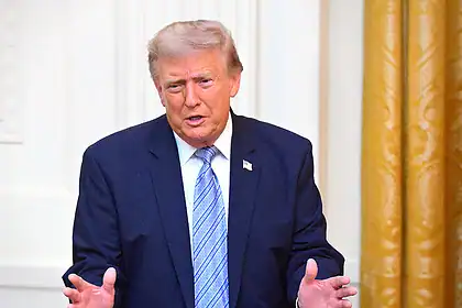 Trump, Kanada'daki Orman Yangınlarından Yükselen Dumanın ABD'yi Sarmasından Dolayı Ek Gümrük Vergisi Tehdidinde Bulundu