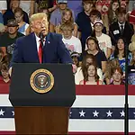 Trump'ın Arkasındaki Genç Onu Taklit Etti: Görüntüler Viral Oldu