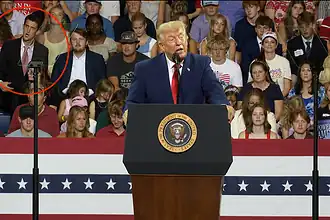Trump'ın Arkasındaki Genç Onu Taklit Etti: Görüntüler Viral Oldu