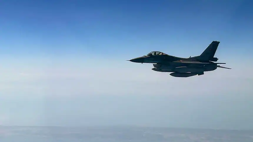 Türk Jetleri Kıbrıs Semalarında Eğitim Uçuşu: "Göklerin Yılmaz Bekçileri"