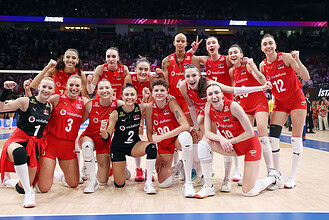 Osaka'da Sultanlar Rüzgarı! A Milli Kadın Voleybol Takımı Japonya'yı Evinde Devirdi!
