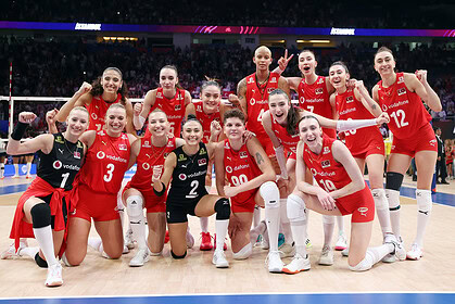Osaka'da Sultanlar Rüzgarı! A Milli Kadın Voleybol Takımı Japonya'yı Evinde Devirdi!
