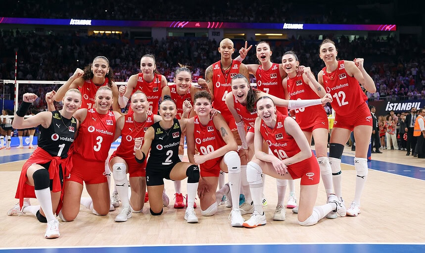 Osaka'da Sultanlar Rüzgarı! A Milli Kadın Voleybol Takımı Japonya'yı Evinde Devirdi!