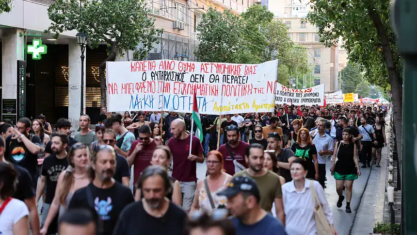 Yunanistan'da Otizmli Genç Polisin Açtığı Ateşte Hayatını Kaybetti: Binlerce Kişi "Devlet Cinayet İşliyor" Diyerek Yürüdü