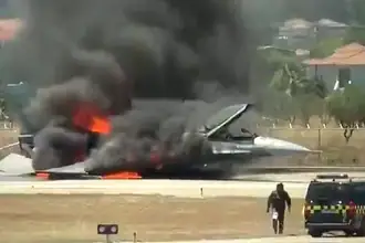Yunanistan'da Zante Adası'na Acil İnen Yunan F-16'sı Alev Aldı