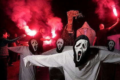 137 Yıllık Saya Geleneği İzmit'te Yaşatıldı: Gençler Sokakları Şenlendirdi