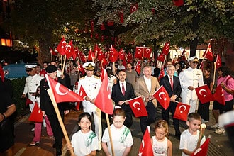 İzmit'te 30 Ağustos Zafer Bayramı Coşkusu: Yüzlerce Kişi Fener Alayı Yürüyüşünde Buluştu!