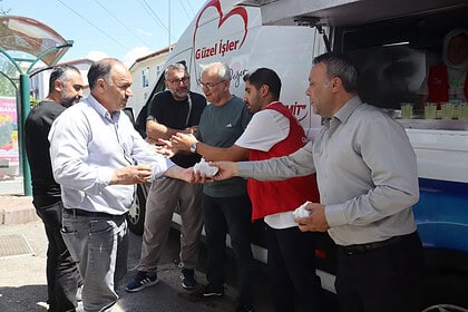Cuma Namazı Çıkışında Alikahya'da Anlamlı Buluşma! Anne Keki Ve Limonata İkram Edildi!