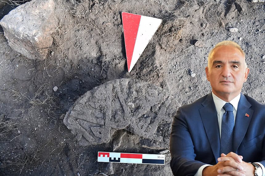 Ani Ören Yeri’nde Tarihi Keşif: Hz. Muhammed İsminin Yazılı Olduğu Selçuklu Taşı Bulundu!