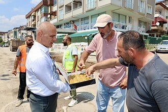 Körfez Atalar Mahallesi’nde Asfalt Çalışması Başladı: Başkan Şener Söğüt Sahada İnceleme Yaptı!