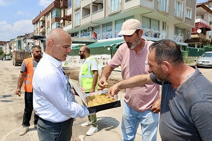 Körfez Atalar Mahallesi’nde Asfalt Çalışması Başladı: Başkan Şener Söğüt Sahada İnceleme Yaptı!