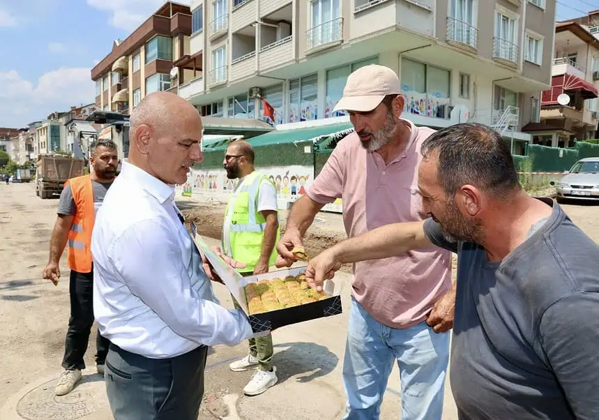 Körfez Atalar Mahallesi’nde Asfalt Çalışması Başladı: Başkan Şener Söğüt Sahada İnceleme Yaptı!