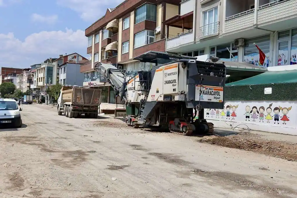 Körfez Atalar Mahallesi’nde Asfalt Çalışması Başladı: Başkan Şener Söğüt Sahada İnceleme Yaptı!
