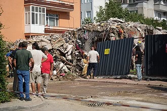 İzmit'te 21 Yıllık Bina Bir Gecede Yok Oldu: 4 Katlı Bina Eşyalar Alınamadan Yıkıldı!