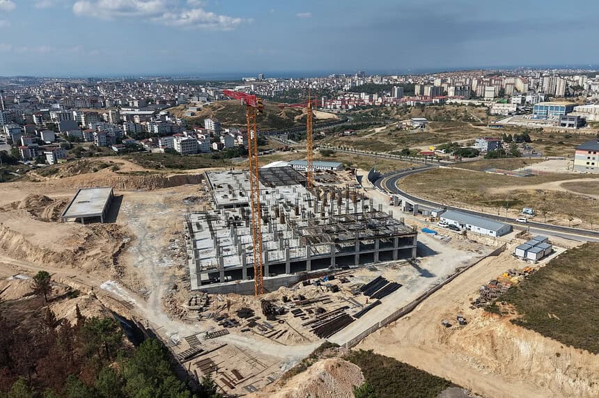 Çayırova Devlet Hastanesi İnşaatında İkinci Kat Betonu Dökülüyor: Çalışmalar Hız Kesmiyor!