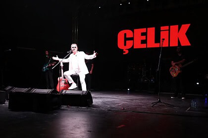 Derince’de 30 Ağustos Coşkusu Çelik Konseri Ve Müjdelerle Kutlandı: Kapalı Spor Salonu Geliyor!