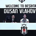 Dusan Vlahovic, Yaklaşık 20 Bin Taraftarın Önünde İmzayı Attı