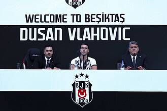 Dusan Vlahovic, Yaklaşık 20 Bin Taraftarın Önünde İmzayı Attı