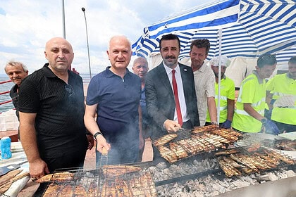 Karamürsel Ereğli Balık Festivali'nde 6 Bin Balık-Ekmek İkram Edildi: Başkan Çalık Mangal Başına Geçti!