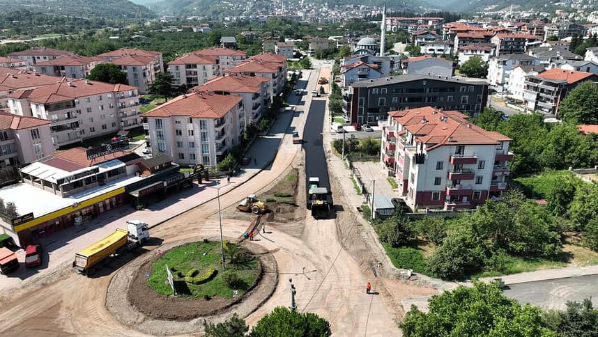 Gölcük Çiftlik Mahallesi’nde Ergenekon Caddesi Kavşağı Yenileniyor: Üstyapıda Yüzde 70 İlerleme!
