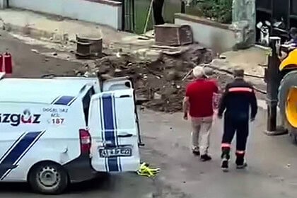 Kocaeli Körfez’de Kazı Sırasında Doğal Gaz Borusu Delindi: Mahallede Gaz Kaçağı Alarmı!